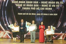 Đồng chí Nguyễn Văn Nên, Ủy viên Bộ Chính trị, Bí thư Thành ủy; đồng chí Nguyễn Thị Lệ, Phó Bí thư Thành ủy, Chủ tịch Hội đồng nhân dân Thành phố Hồ Chí Minh trao danh hiệu Nghệ sĩ Nhân dân cho các nghệ sĩ.