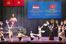Một tiết mục nghệ thuật trong buổi lễ kỷ niệm.