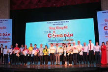 Các đại biểu chụp ảnh lưu niệm với các đơn vị đoạt giải trong vòng chung kết.
