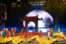 Tiết mục "Vọng nguyệt tri ân" mở đầu chương trình nghệ thuật “Đờn ca tài tử Nam Bộ - Di sản tỏa sáng”.