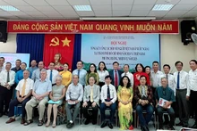 Các đại biểu chụp ảnh lưu niệm tại hội nghị.