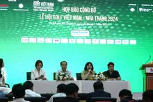 Đại diện ban tổ chức trả lời câu hỏi của phóng viên tại buổi họp báo.