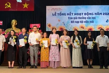 Trao quyết định kết nạp hội viên mới của Hội Nhà văn Thành phố Hồ Chí Minh.