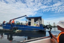 Ê kíp thực hiện bộ phim trong một cảnh quay. (Ảnh TFS).