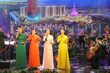 Các ca sĩ trình bày bản mashup với hai ca khúc "Tiếng hát từ thành phố mang tên Người-Đất nước vươn mình". (Ảnh: T.T)