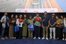Khán giả chụp ảnh với ê kíp thực hiện bộ phim tài liệu "Vượt sóng" tại rạp BHD Thảo Điền. (ảnh TFS).