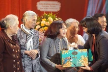 Phó Chủ tịch Ủy ban nhân dân Thành phố Hồ Chí Minh Trần Thị Diệu Thúy (bìa phải) tặng quà các nghệ sĩ cao niên.