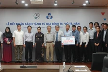 Các đại biểu chụp ảnh lưu niệm tại lễ tiếp nhận sách.