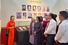 Các đại biểu tham quan trưng bày. (Ảnh M.H)