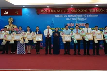 Ban Tổ chức trao Bằng khen của Ban Thường vụ Thành ủy Thành phố Hồ Chí Minh cho các tập thể.