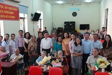 Các đại biểu, nghệ sĩ chụp ảnh lưu niệm với các nghệ sĩ được đến ngôi nhà mới tại Trung tâm Dưỡng lão Thị Nghè.