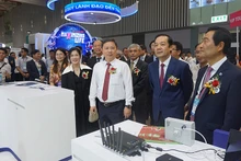 Các đại biểu tham quan triển lãm tại buổi khai mạc sự kiện.