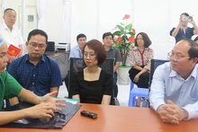 Phó Bí thư Thường trực Thành ủy Thành phố Hồ Chí Minh Nguyễn Hồ Hải (phải) thăm hỏi, động viên người nhà nạn nhân.