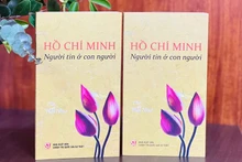 Bìa tập thơ "Hồ Chí Minh-Người tin ở con người" của nhà thơ Hải Như.