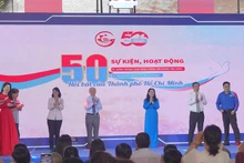 Các đại biểu thực hiện nghi thức khai mạc Triển lãm. (Ảnh M.H)