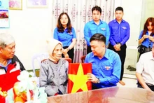  Trao tặng di ảnh cho gia đình thân nhân liệt sĩ.