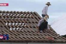 Nhiều khó khăn ổn định cuộc sống người dân sau bão