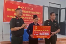 [Video] Bàn giao nhà tình nghĩa cho bà Tống Thị Xuyến