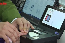 [Video] Người dân làm thủ tục cấp căn cước công dân ở công an cấp xã