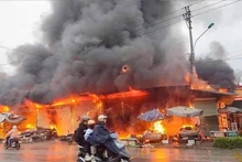 [Video] Tuyên Quang: Cháy lớn chợ Trung Môn