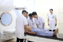 Các y bác sĩ Bệnh viện đa khoa Hưng Yên thực hiện xạ trị cho bệnh nhân. (Ảnh: TTXVN)