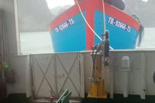 Tàu Vùng 3 Hải quân kịp thời cứu nạn ngư dân trong bão số 3. (Ảnh cắt từ video)