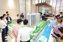 Khách hàng tham quan, nghe giới thiệu về một dự án bất động sàn tại Hà Nội. (Ảnh: Hải Phong)