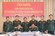 Thượng tướng Trịnh Văn Quyết và các đại biểu chứng kiến Trung tướng Trương Thiên Tô và Thiếu tướng Nguyễn Bá Hùng ký kết biên bản bàn giao. (Ảnh: Báo Quân đội nhân dân)
