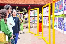 Ảnh minh họa: Các bạn trẻ đến với triển lãm “Vẽ con rồng” do Tired City phối hợp Trung tâm Hoạt động Văn hóa, khoa học Văn Miếu-Quốc Tử Giám tổ chức.