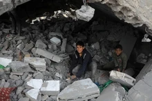 Cảnh đổ nát sau các cuộc không kích của Israel tại Khan Younis, Dải Gaza. Ảnh: THX/TTXVN