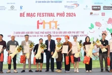 Ban tổ chức trao giấy chứng nhận tham gia Festival Phở 2024 cho đại diện các thương hiệu phở trên cả nước. 