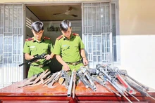 Ảnh minh họa: Lực lượng công an tỉnh Đồng Nai tiếp nhận vũ khí, công cụ hỗ trợ do người dân tự nguyện giao nộp.