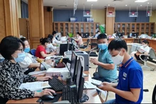 Ảnh minh họa: Cán bộ Trung tâm Phục vụ hành chính công tỉnh Vĩnh Phúc phục vụ nhân dân.
