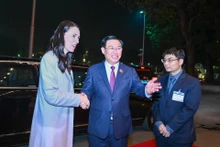 Chủ tịch Quốc hội Vương Đình Huệ nồng nhiệt chào đón Thủ tướng New Zealand Jacinda Ardern.
