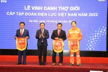 Tổng giám đốc EVNCPC Ngô Tấn Cư (ngoài cùng bên trái) nhận Cờ các đơn vị đạt giải Nhất Hội thi thợ giỏi năm 2022