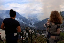 Người dân Thủ đô Quito của Ecuador bất lực nhìn các đám cháy lan nhanh. (Ảnh: Reuters)