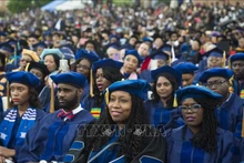 Các sinh viên tại lễ tốt nghiệp Trường đại học Howard ở Washington, DC, Mỹ. (Ảnh: AFP/TTXVN)