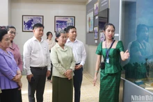 Bà Men Sam An, Phó Thủ tướng, Bộ trưởng Quan hệ Quốc hội, Thượng viện và Thanh tra Vương quốc Campuchia, Chủ tịch Hội Hữu nghị Campuchia-Việt Nam (giữa) tham quan Bảo tàng Văn hóa dân tộc Khmer tỉnh Trà Vinh.
