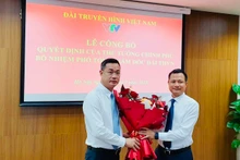 Tổng Giám đốc VTV Lê Ngọc Quang tặng hoa chúc mừng nhà báo Đỗ Đức Hoàng tại Lễ công bố Quyết định của Thủ tướng Chính phủ bổ nhiệm Phó Tổng Giám đốc Đài Truyền hình Việt Nam.