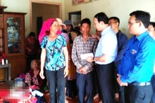 Lãnh đạo Huyện ủy Cư M’gar đến thăm hỏi, động viên và hỗ trợ gia đình lo hậu sự cho 2 cháu.