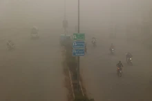 Giới chức tại tỉnh Punjab của Pakistan đã cấm hầu hết các hoạt động ngoài trời; đồng thời yêu cầu các cửa hàng, chợ, trung tâm thương mại ở một số khu vực đóng cửa sớm. (Ảnh: Reuters)