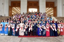 Thủ tướng Phạm Minh Chính với đại diện nữ lãnh đạo và các nhà khoa học nữ.
