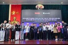 Đoàn nghệ sĩ “Anh trai say hi” thăm và giao lưu tại Báo Nhân Dân