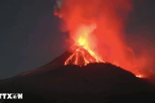 Núi lửa Lewotobi Laki-Laki ở Đông Flores, tỉnh Đông Nusa Tenggara, Indonesia, phun trào ngày 8/11/2024. (Ảnh: THX/TTXVN)