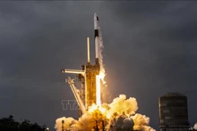 Tên lửa đẩy Falcon 9 của SpaceX mang theo tàu vũ trụ Dragon chở phi hành đoàn tham gia sứ mệnh Axiom Mission 3 rời bệ phóng tại Trung tâm Vũ trụ Kennedy ở Cape Canaveral, Florida, Mỹ, ngày 18/1/2024. Ảnh: AFP/TTXVN