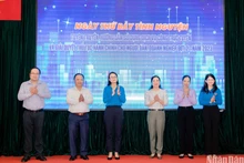 Lãnh đạo Ban Thường vụ Thành Đoàn và huyện Nhà Bè thực hiện nghi thức Ngày thứ Bảy tình nguyện tuyên truyền, hướng dẫn sử dụng dịch vụ công trực tuyến và giải quyết thủ tục hành chính cho người dân, doanh nghiệp đợt 2 năm 2023.