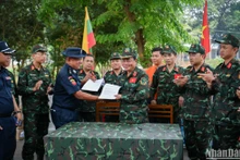 Thiếu tướng Phạm Văn Tỵ và Thiếu tướng U Myat Thu trao biên bản bàn giao số trang thiết bị, vật tư, lương thực. 