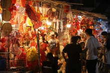 [Ảnh] Phố Hàng Mã rực rỡ sắc màu đêm Trung thu