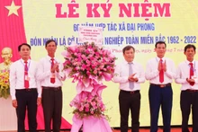Bí thư Tỉnh ủy Quảng Bình Vũ Đại Thắng tặng hoa chúc mừng Hợp tác xã Đại Phong.