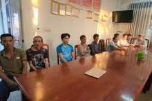 Các con bạc bị tạm giữ tại cơ quan Công an.